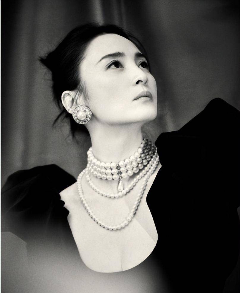 蒋勤勤的发型优雅迷人,黑色丝绒连衣裙秀出她的纤细腰肢和白皙的肌肤!