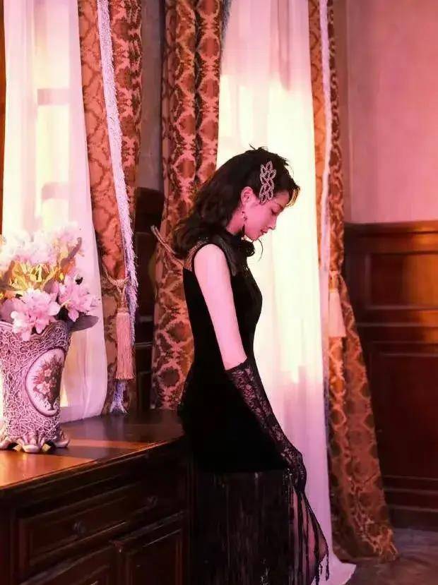 关晓彤与舞女华丽造型曝光:蕾丝手套搭配流苏裙,尽显复古可爱!