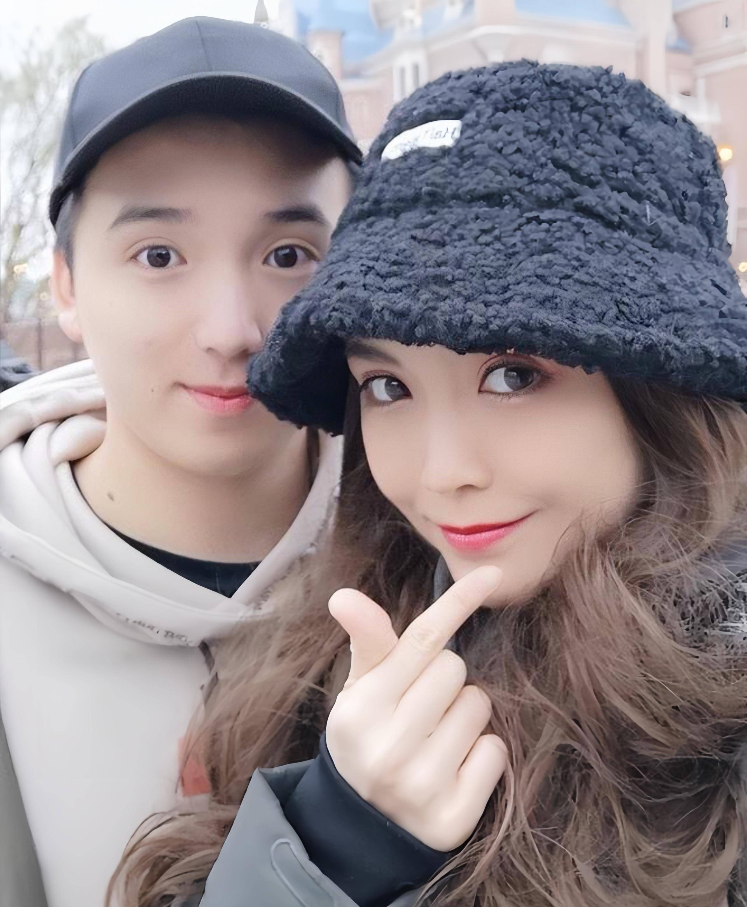 苏秋妍不仅颜值上继承了母亲虎艳芬的美貌,也遗传了父母的艺术细胞,在