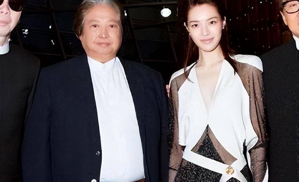 她被冯小刚捧红,成龙接着捧,接着推荐给洪金宝,被各大佬钟爱_钟楚曦