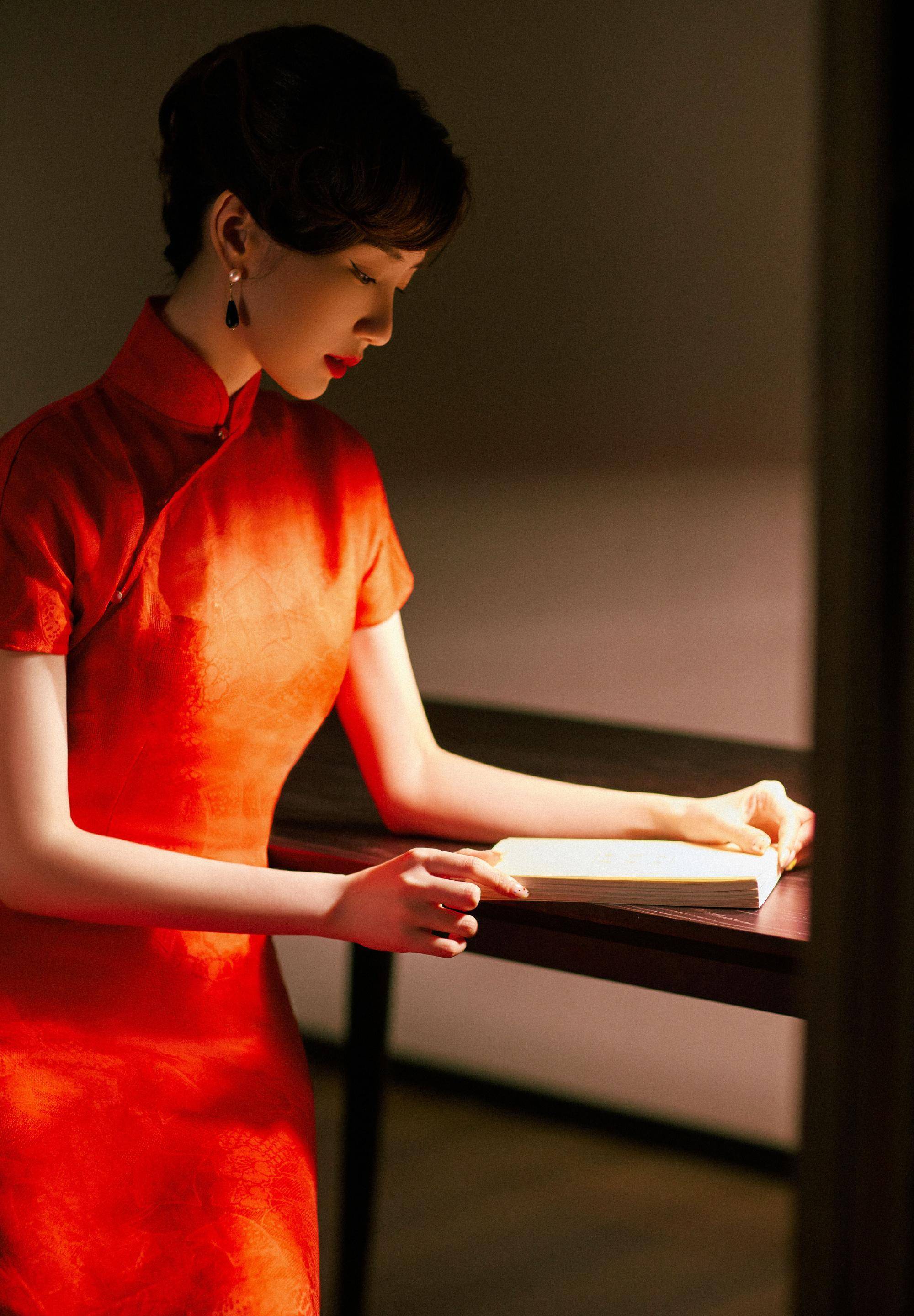 她的底子恰到好处,五官分明,长发飞扬.