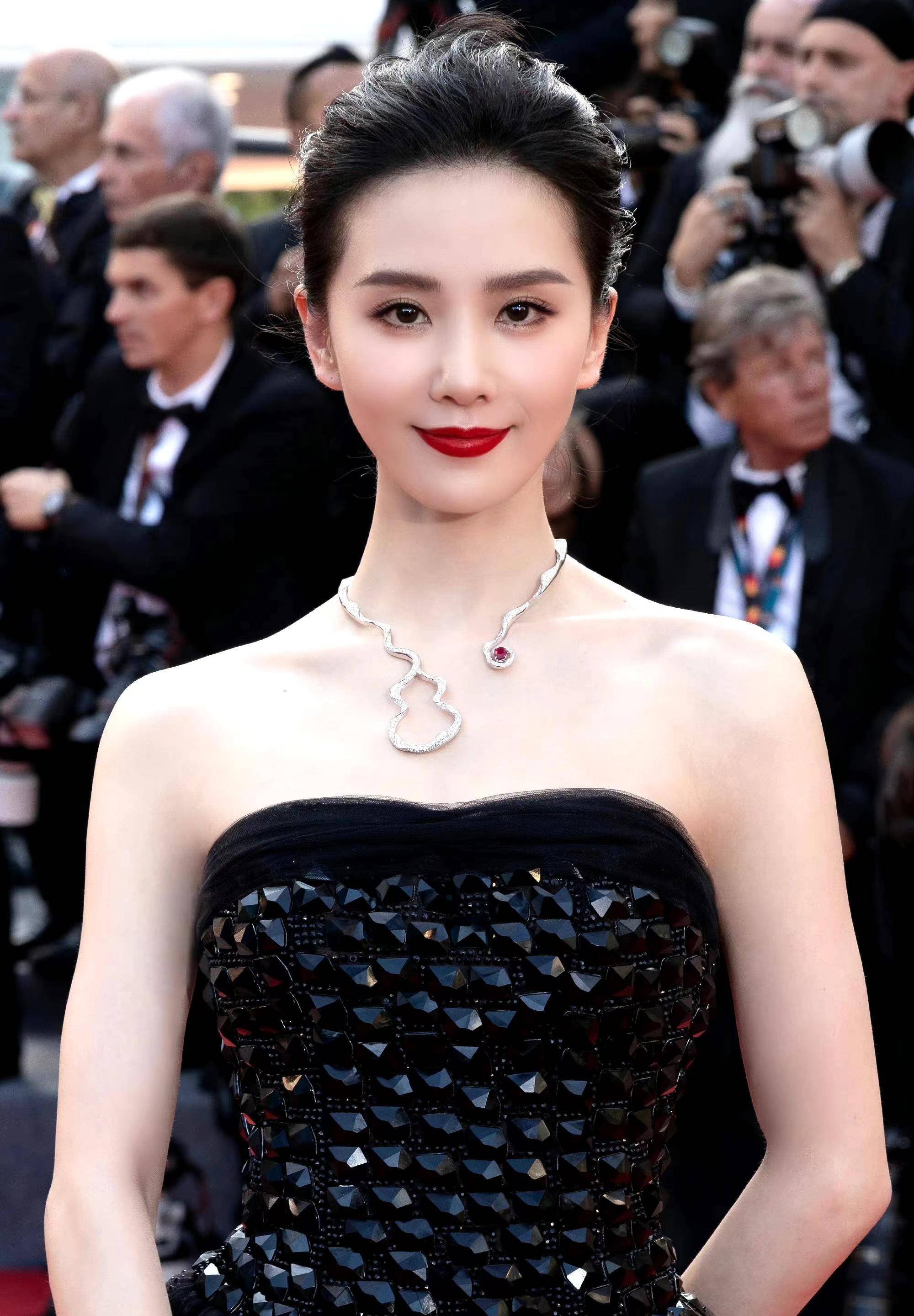 刘诗诗戛纳红毯造型太美了,一袭黑色抹胸纱裙,端庄优雅又高级!