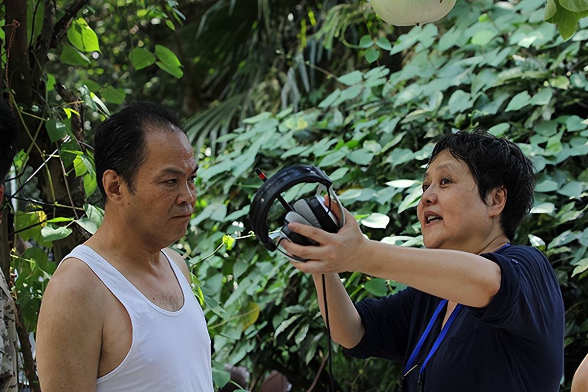 她是"金鸡奖"最佳导演,患乳腺癌离世,一生未婚无儿无女_彭小莲_生活