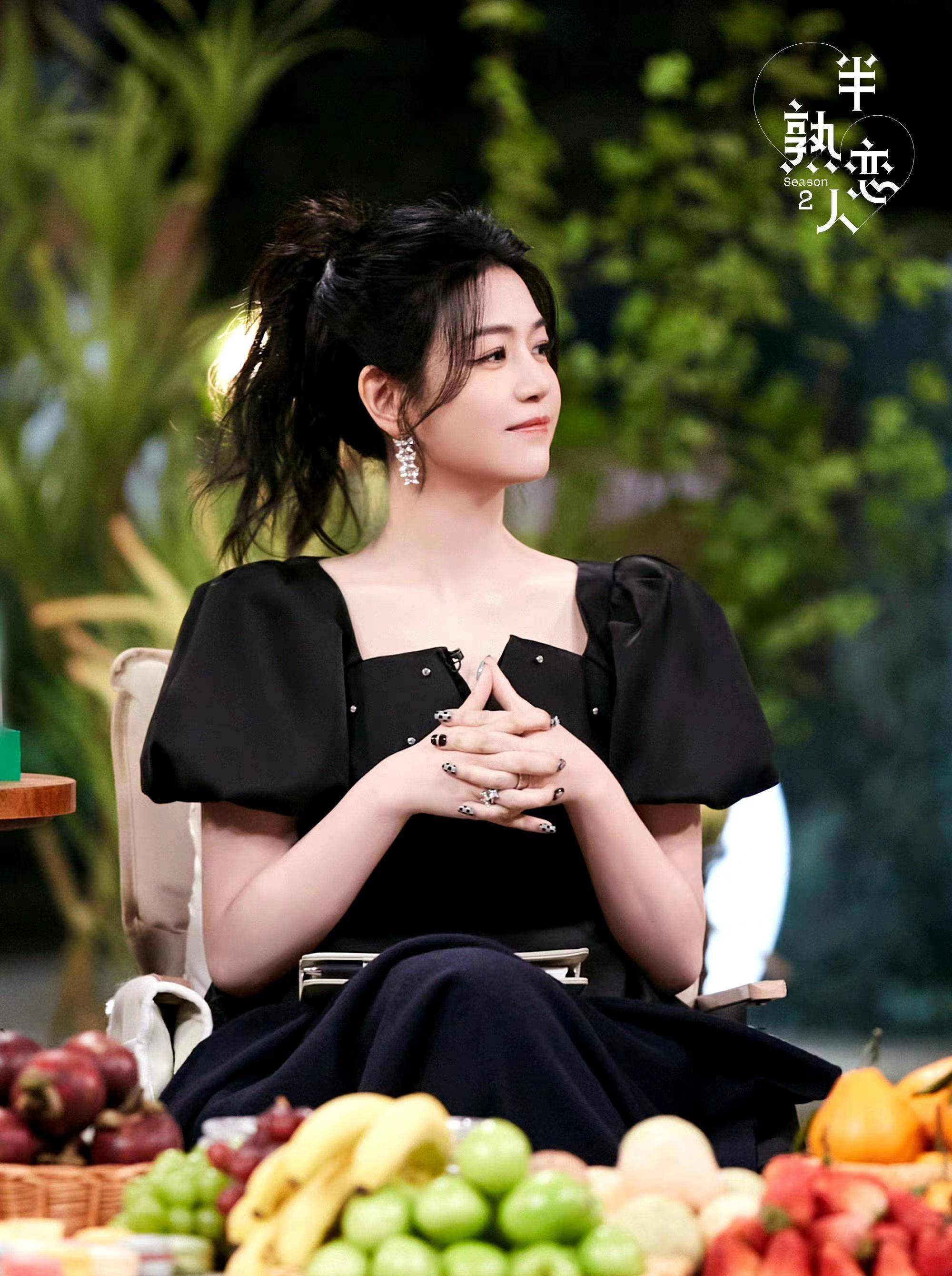 陈妍希情人2的最终造型,身穿泡泡袖黑色连衣裙,显年轻显年轻!
