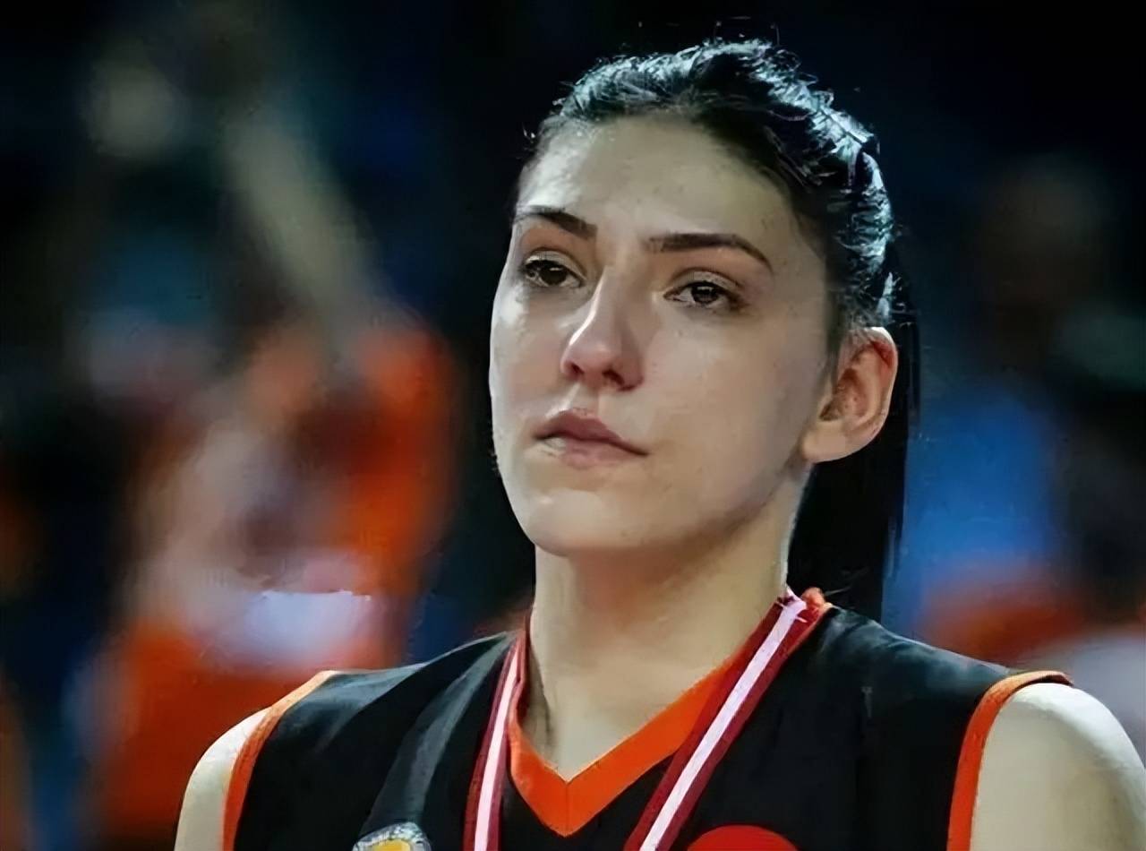 塞尔维亚国家女子排球队队员,司职接应二传,现披18号球衣,被誉为排坛