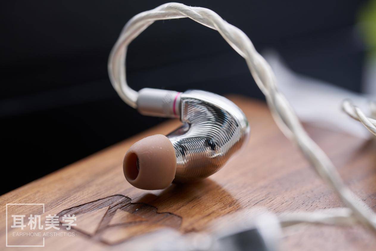 低阻高敏一直是多动铁耳机的双刃剑,易推下限高但也容易听出底噪,高
