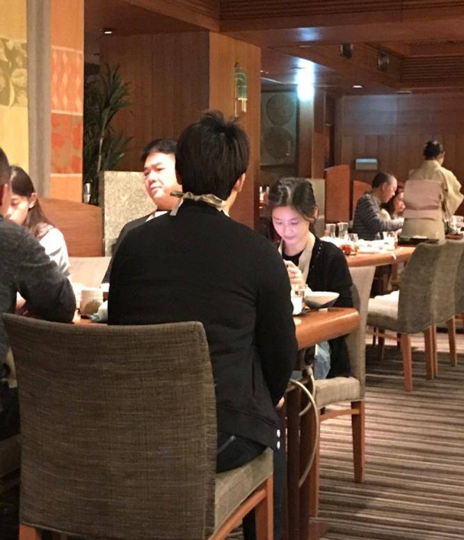 刘强东章泽天吃饭被偷拍!
