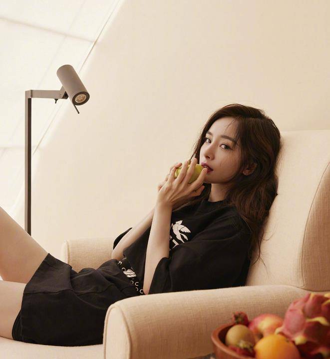 杨幂最新写真大片,化身"五金"女孩,暗黑风格时尚又魅惑_造型