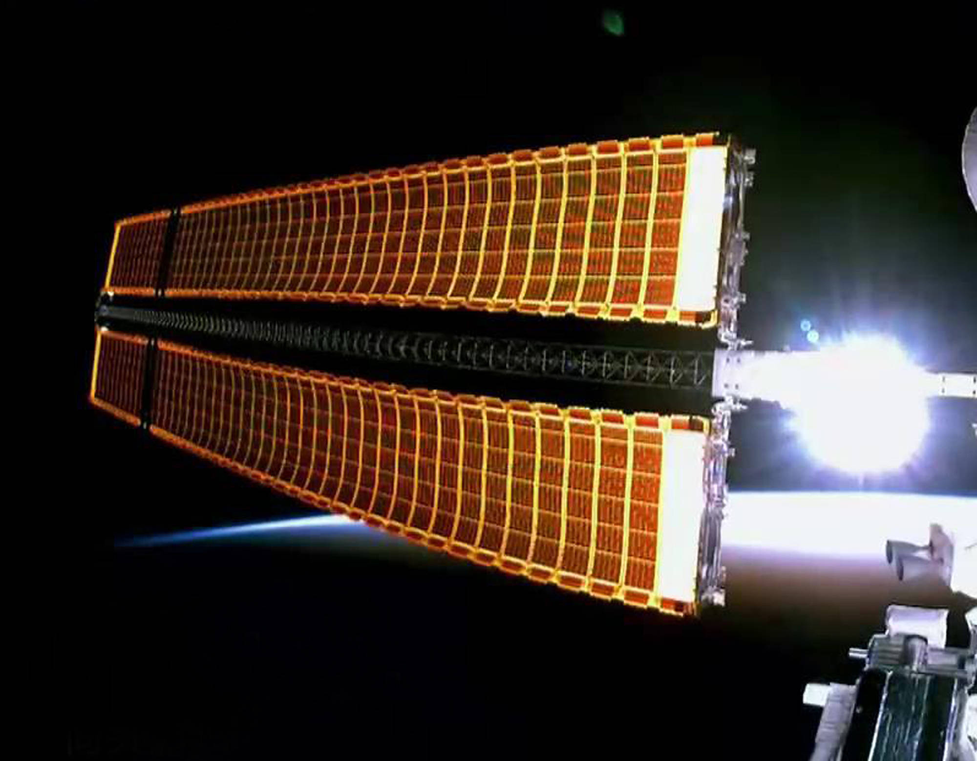 空间站实验舱柔性太阳翼虽然是首次得知此事,但航天器被空间微小颗粒