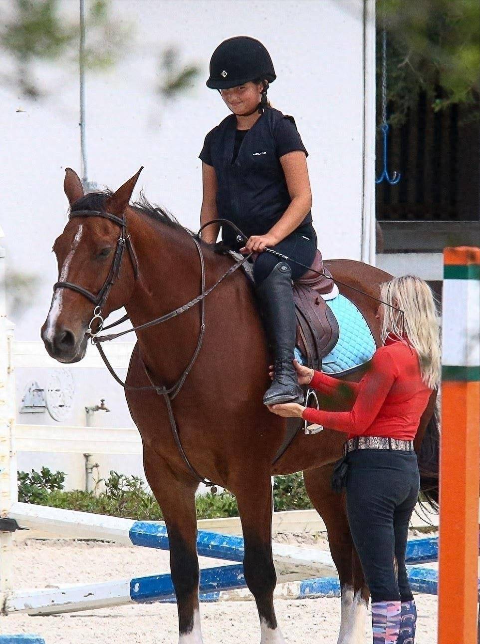 穿粉色裙子好美,11岁女儿五官像妈妈很圆润_阿拉贝拉_库什纳_的特点