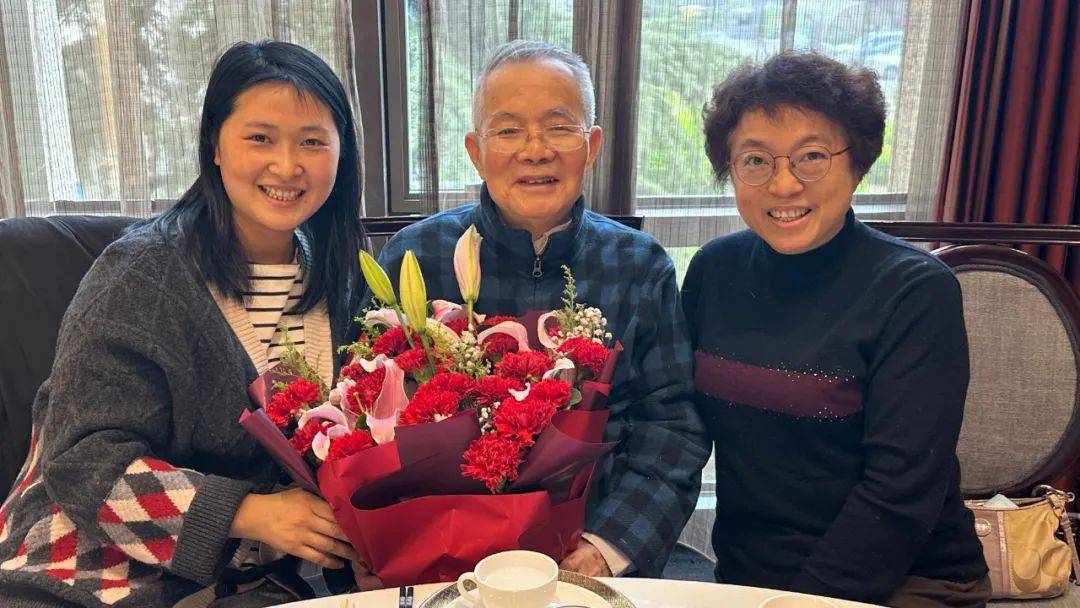 (张代钊教授与弟子郝迎旭主任,王赫医生合影)一味药可以治病一味药的