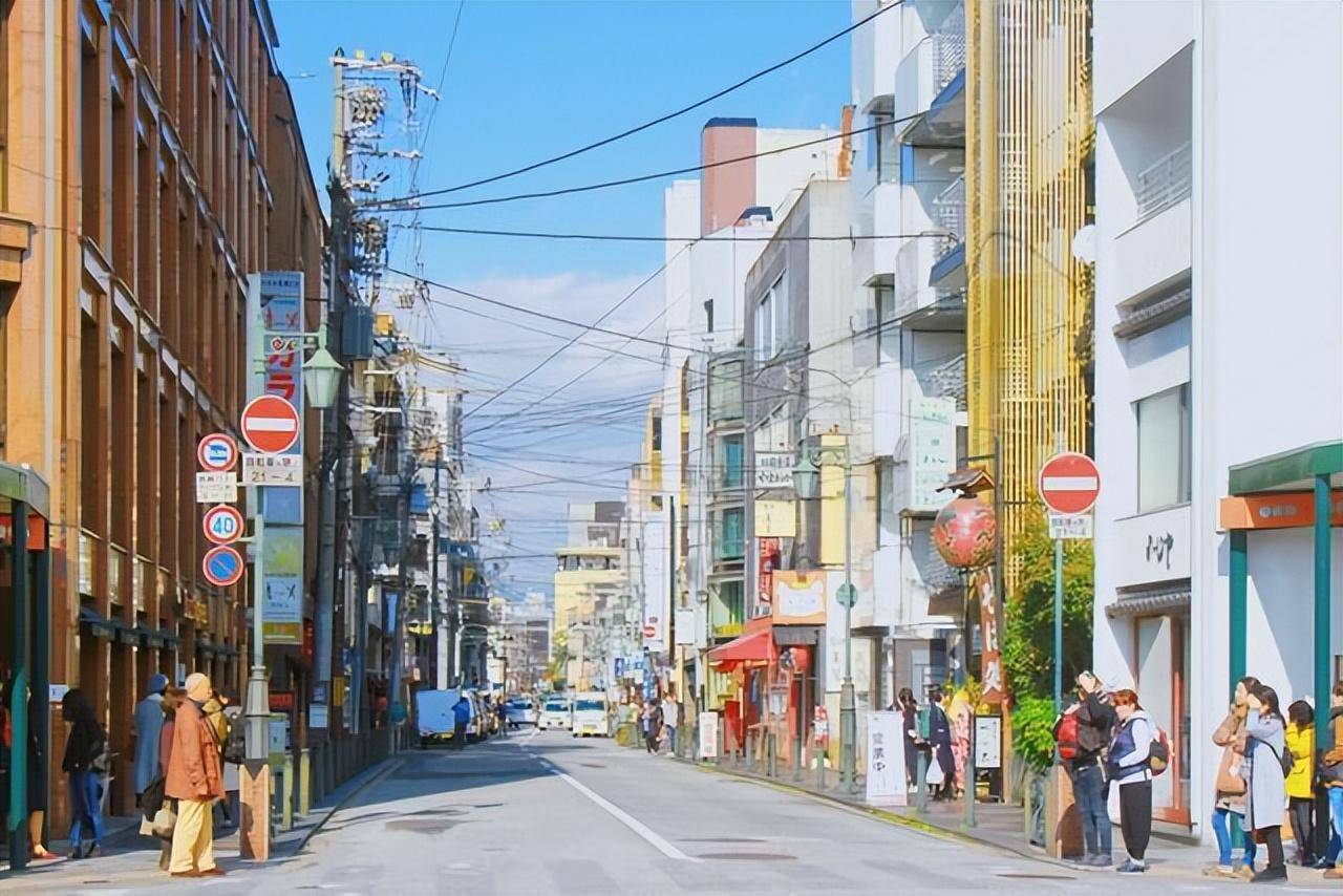 日本游客到中国发现,中国放着电线杆不用,要用昂贵的地下电缆?