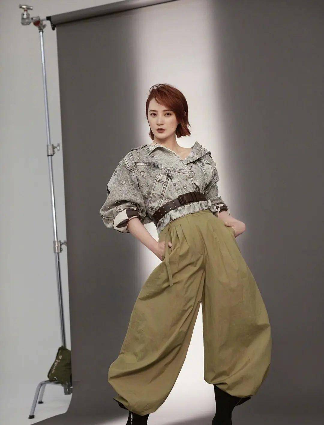 47岁蒋勤勤参加同学聚会,穿搭低调还是在人群中最耀眼,真大美人_黑色