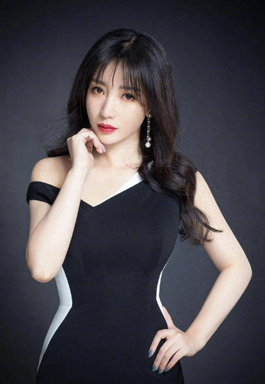 提到娱乐圈中的时尚女神,相信大众都会想到柳岩和舒淇等人,她们往往都