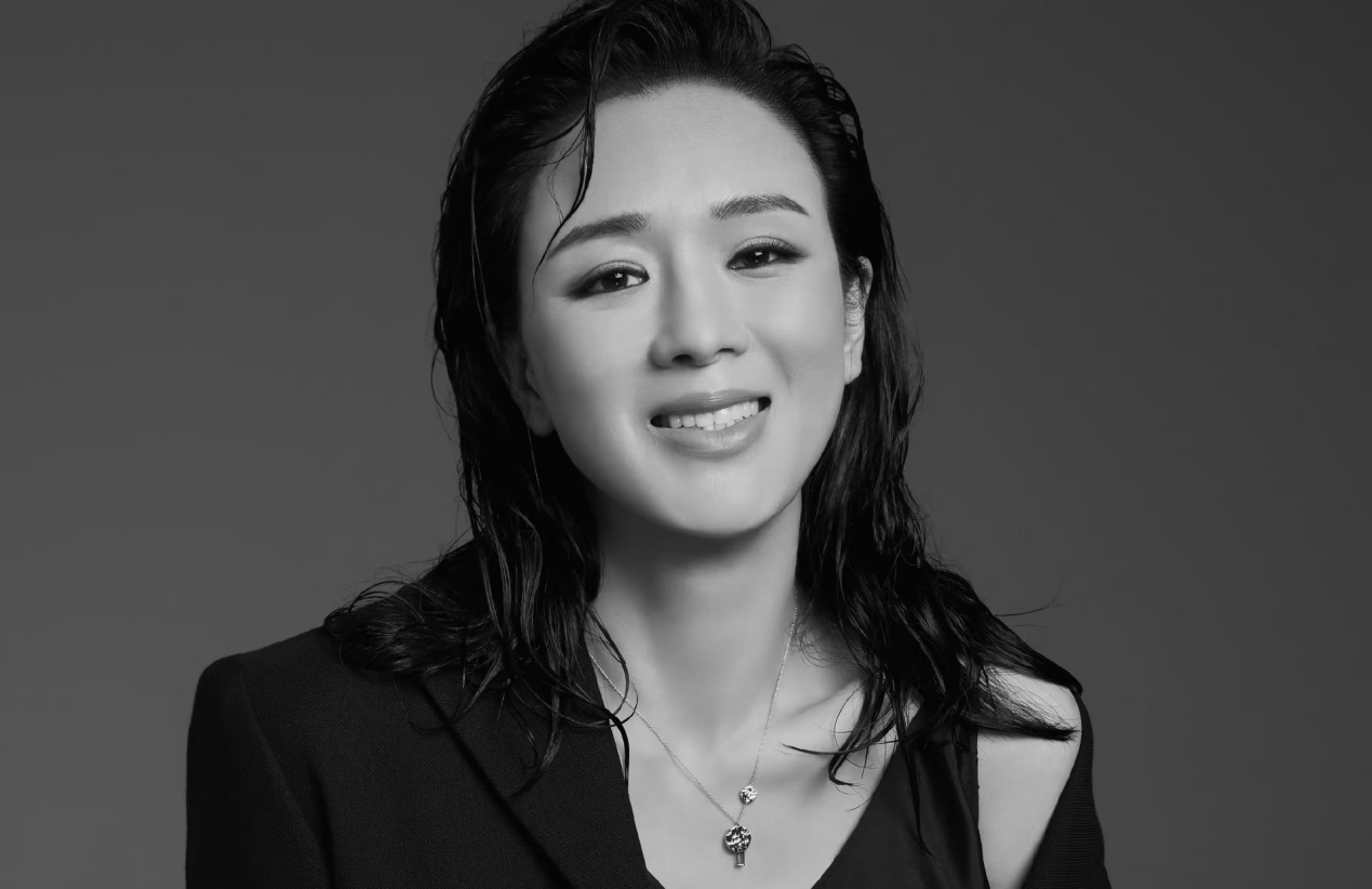 据悉,毕业于中央戏剧学院研究生的她周显欣还是娱乐圈中不折不扣的