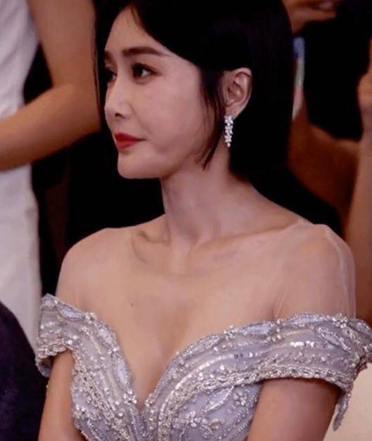 秦岚近照下颌骨缺失,被质疑削腮磨骨,微调鼻子,网友赞她是狠人