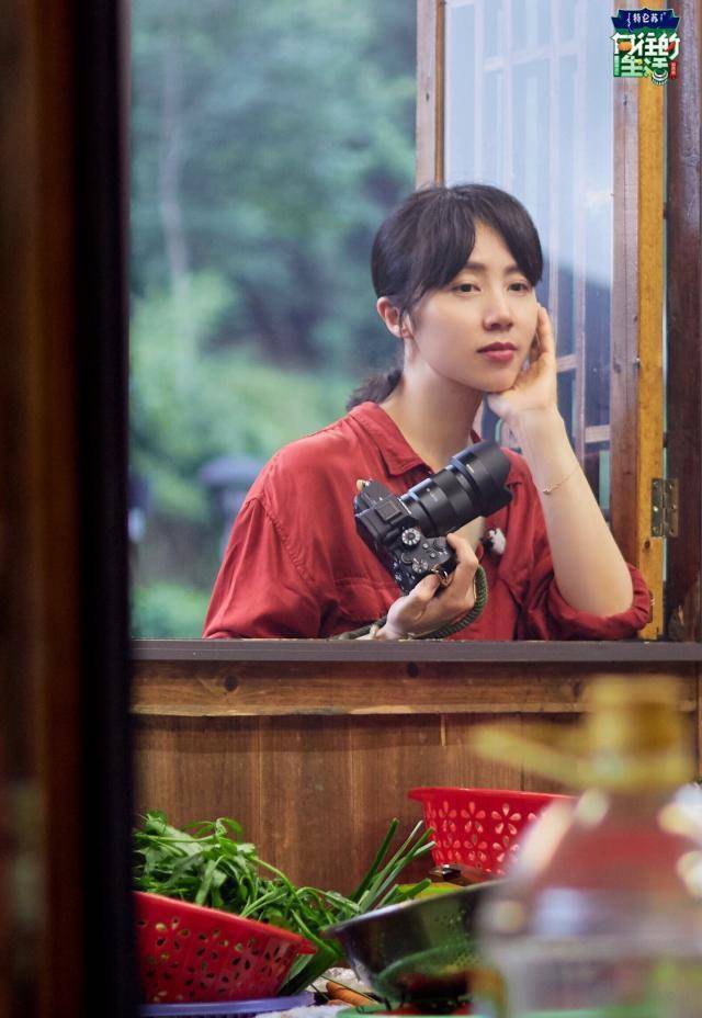 黄磊老婆孙莉,一身随性穿搭走机场,无惧素颜却显仨娃妈42岁疲态_女儿