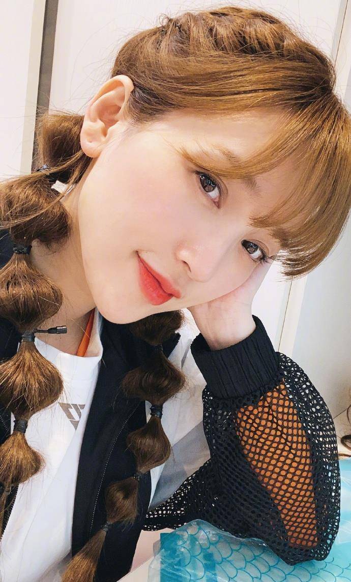 37岁金莎与神秘男外出逛街,二人有说有笑画风轻松甜蜜_姐姐_男子