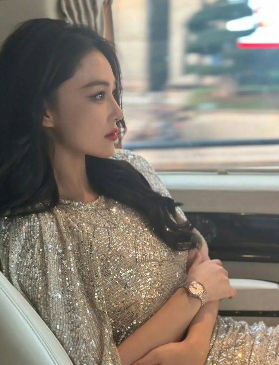 张馨予亮相重庆,银色裙装展现优雅之美,红唇大波浪增添国际范儿_身材