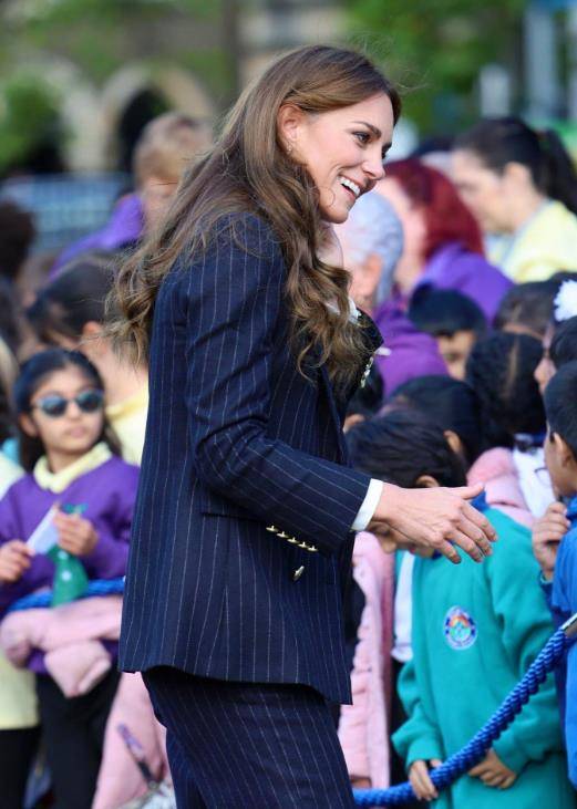 41岁凯特穿高跟鞋蹲下和孩子交流,太圈粉了_穿着_衣服_英国