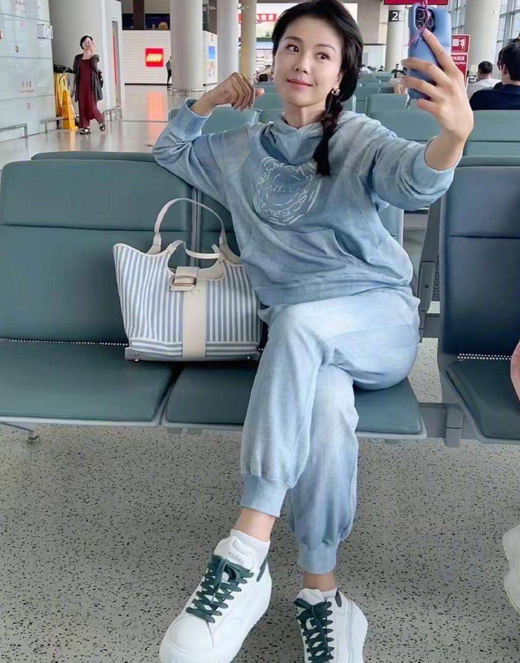 刘涛的机场穿搭太大胆了!