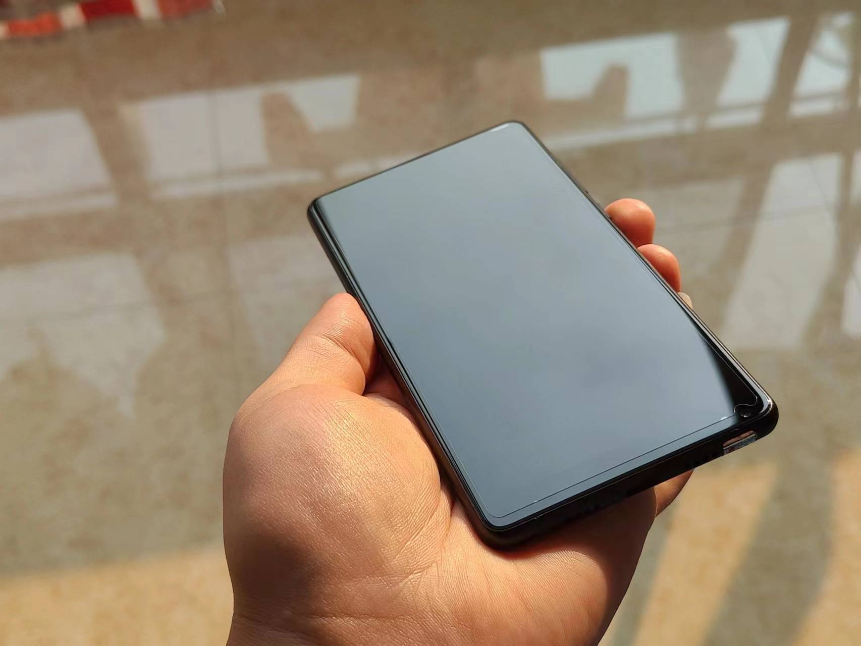 简单说,这是6g 128g的高配版小米mix2,对方不知道