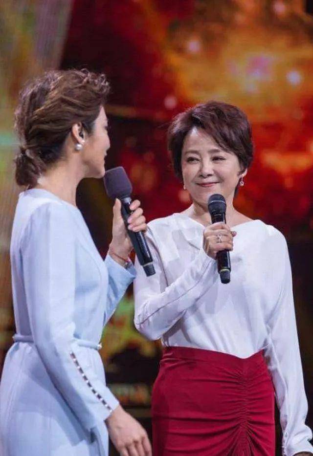 70岁的刘晓庆和65岁的张瑜同框,5岁相差却天壤之别_女性_时尚_红色