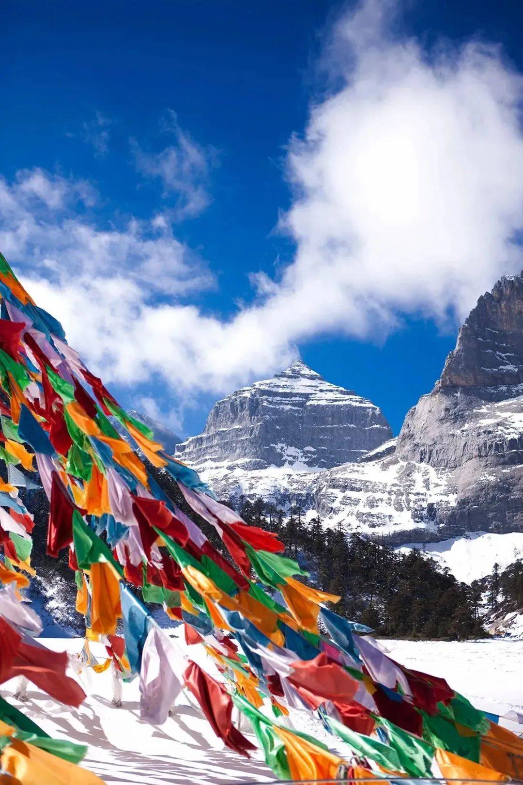 巴拉格宗是康巴地区的"神山圣地",香巴拉佛塔是大藏经中记载的"藏地