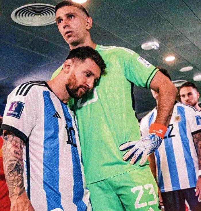 大马丁面对这样的场面,毫不退缩地嘲讽说法国人会长时间记住他的那次