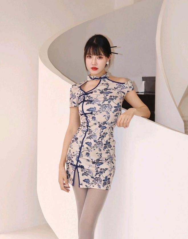 蓝色碎花短旗袍与灰色丝袜的搭配,带回了当年的韵味_魅力_女性_时代