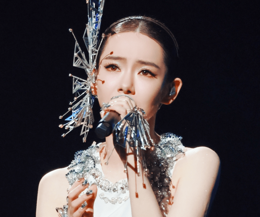 2006年,22岁的戚薇与袁成杰组成男才女貌组合,一首《外滩十八号》火遍