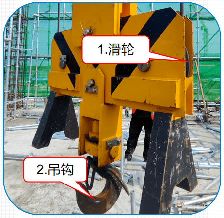 吊钩的检查:塔吊检查内容包括吊钩的检查,吊钩保险,钩体磨损,开口变形