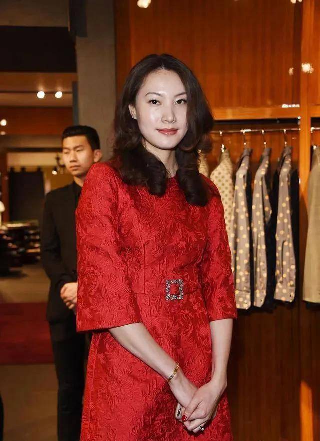 林丹的妻子谢杏芳确实很漂亮, 41岁超模身材迷人,妆容堪比明星_羽毛球