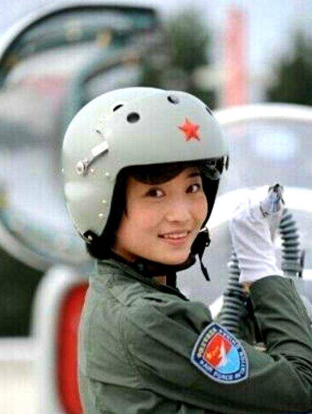 女飞行员余旭,第一位驾驶"歼十"的女性,牺牲后36万群众送行_空军中尉