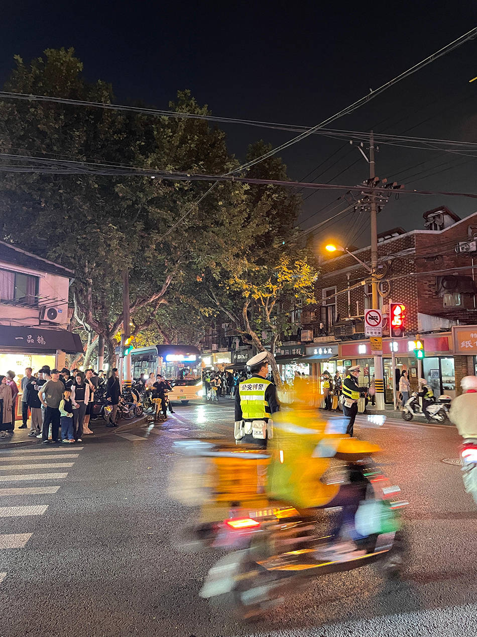 上海巨鹿路现较大客流:警方增派力量加强疏导,13号线淮海中路站临时封