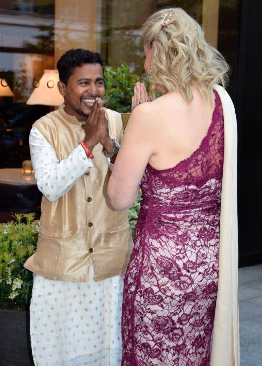 身穿白布斜裙的她比凯特还要时尚_女王_王室_穿着