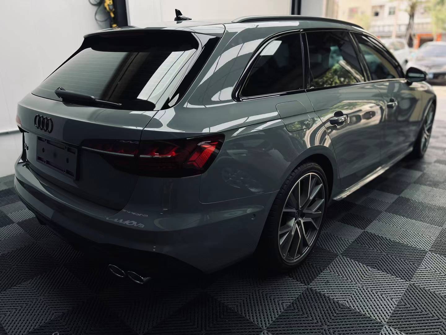 奥迪rs4装贴日本evomax改色膜纳多灰,全亮黑饰条画龙点睛帅呆!