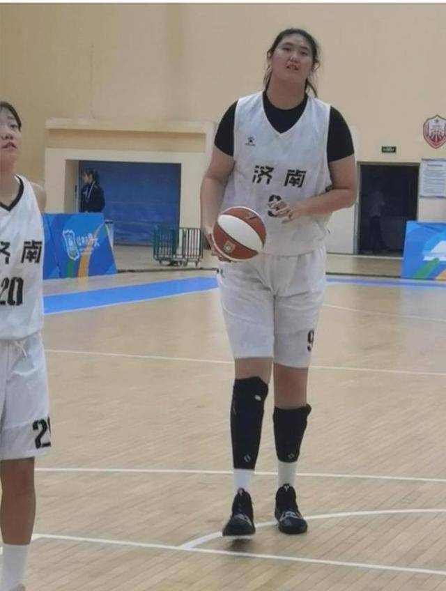 身高2米28的张子宇在学青会半决赛爆砍35 11,名记透露她入选女篮集训
