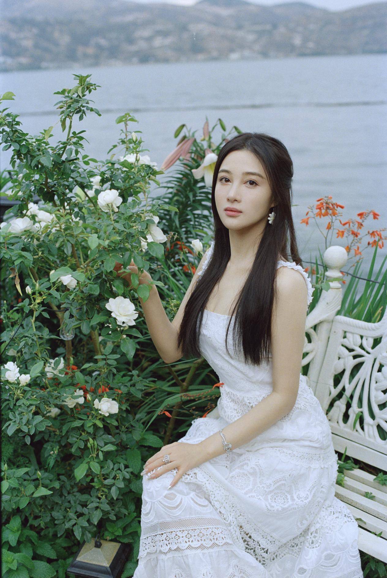 孙嘉璐竹筏游湖,文艺又浪漫,谁注意到这个动作透露其本质?