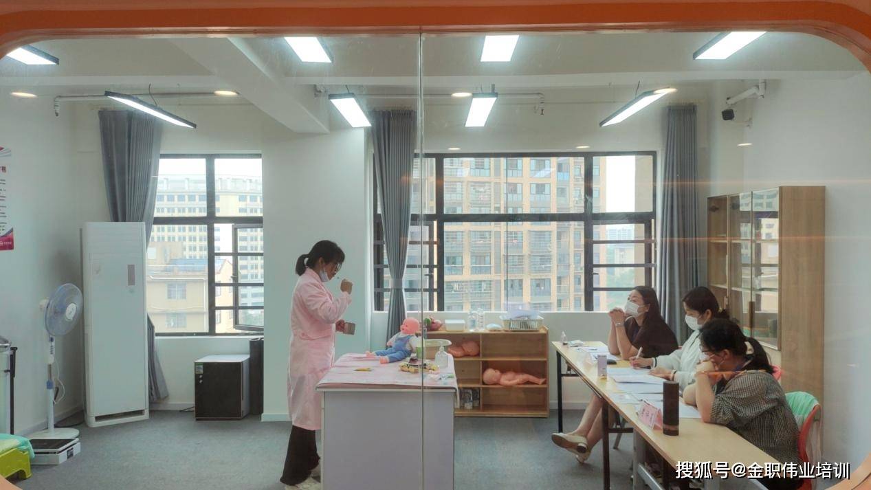 保育员是什么，考取保育员证需要什么条件？难不难？