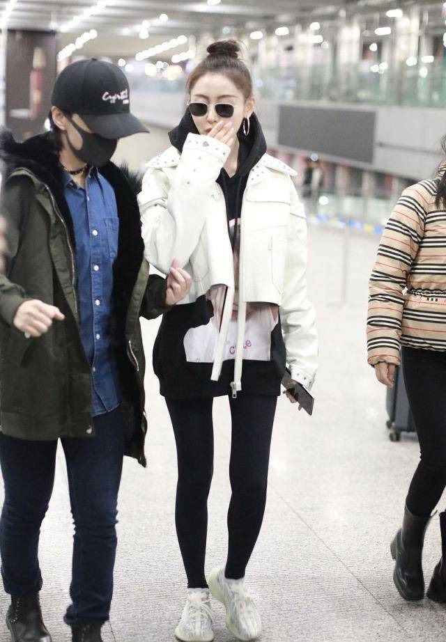 张天爱身高165厘米,经常强调如何显示身高.