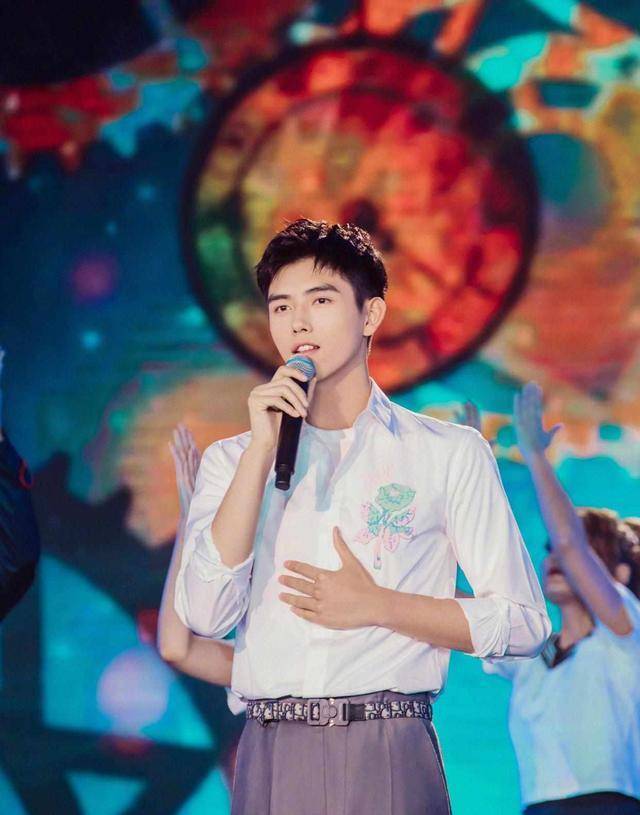 180cm王一博和188cm陈飞宇,同样搭配白衬衫,一个少年一个绅士!