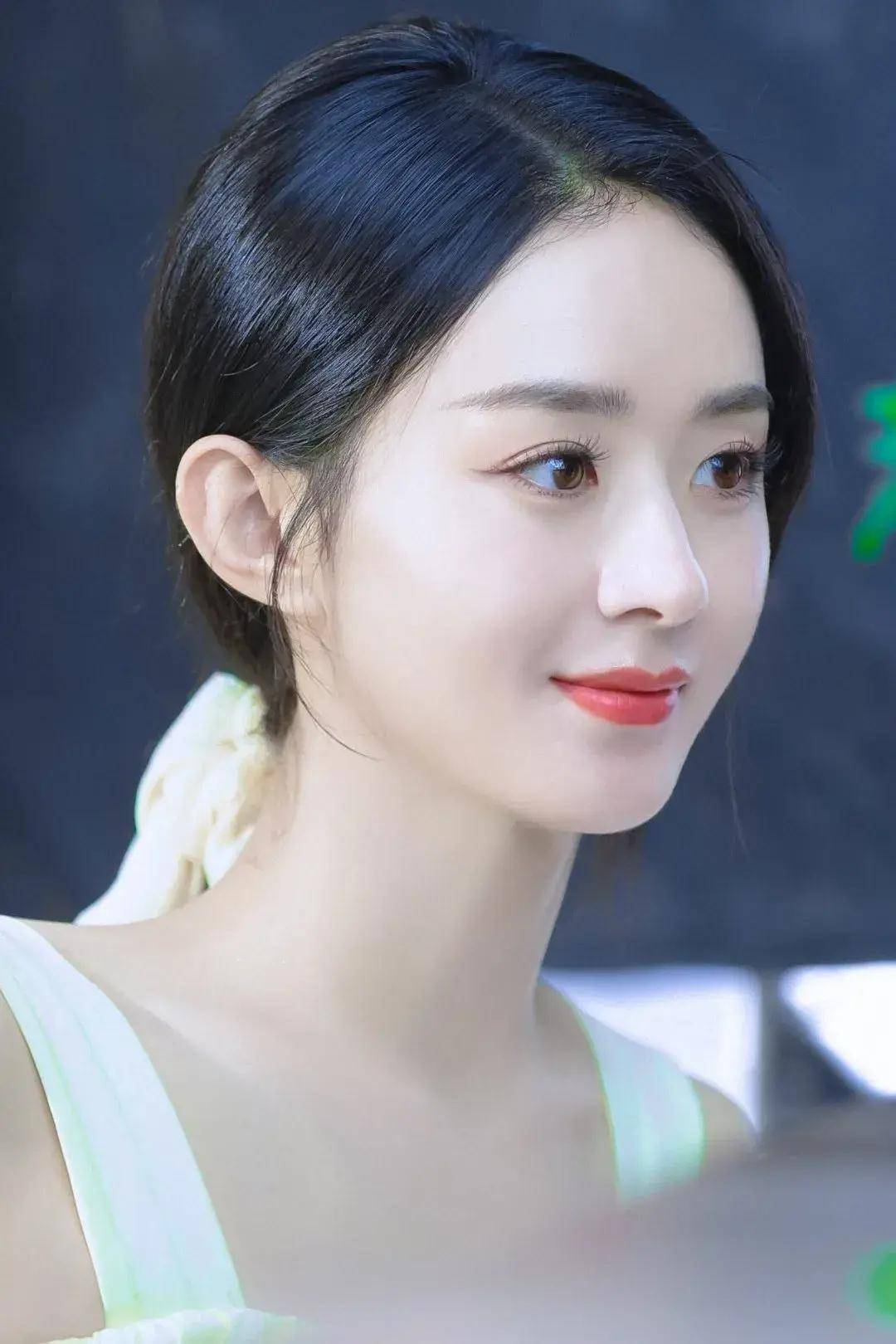 赵丽颖公开新剧造型霸气撩人甜美可人随意切换,"眼"技令人心动_伤人