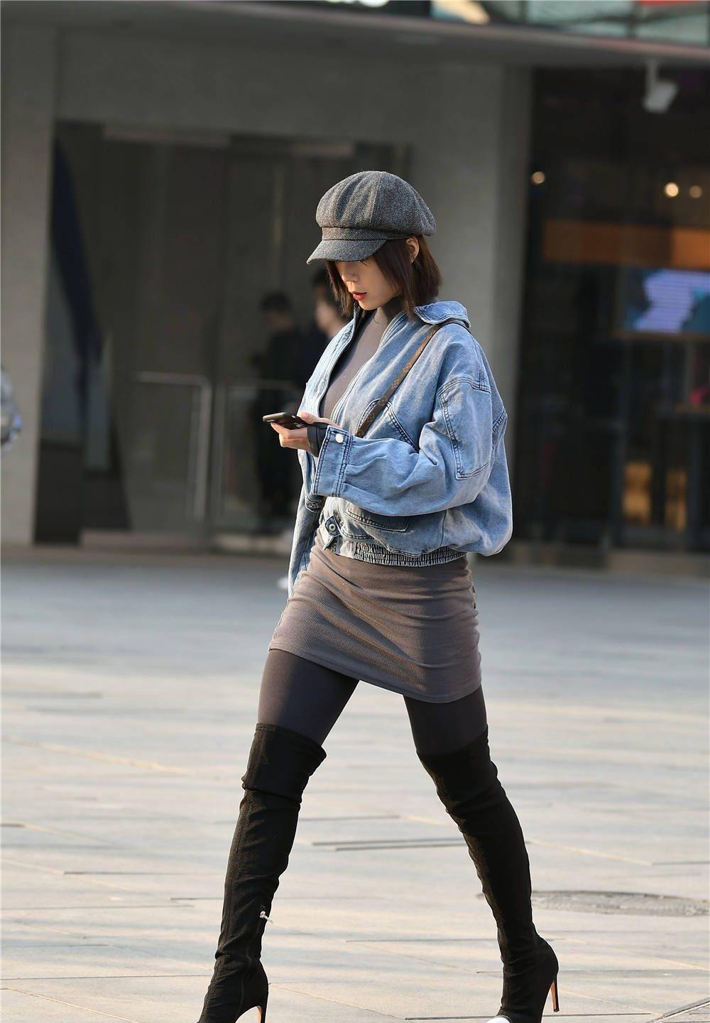 紧身牛仔裤搭配靴子是很多美女都喜欢的温暖冬季造型_黑色_风格_设计