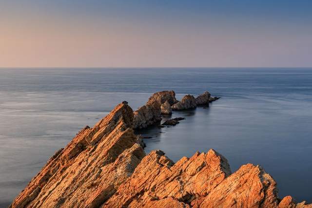 《断崖秋色》 王 利(伊春)▲《秋日葫芦岛》 艾世民(上饶)▲《盘龙