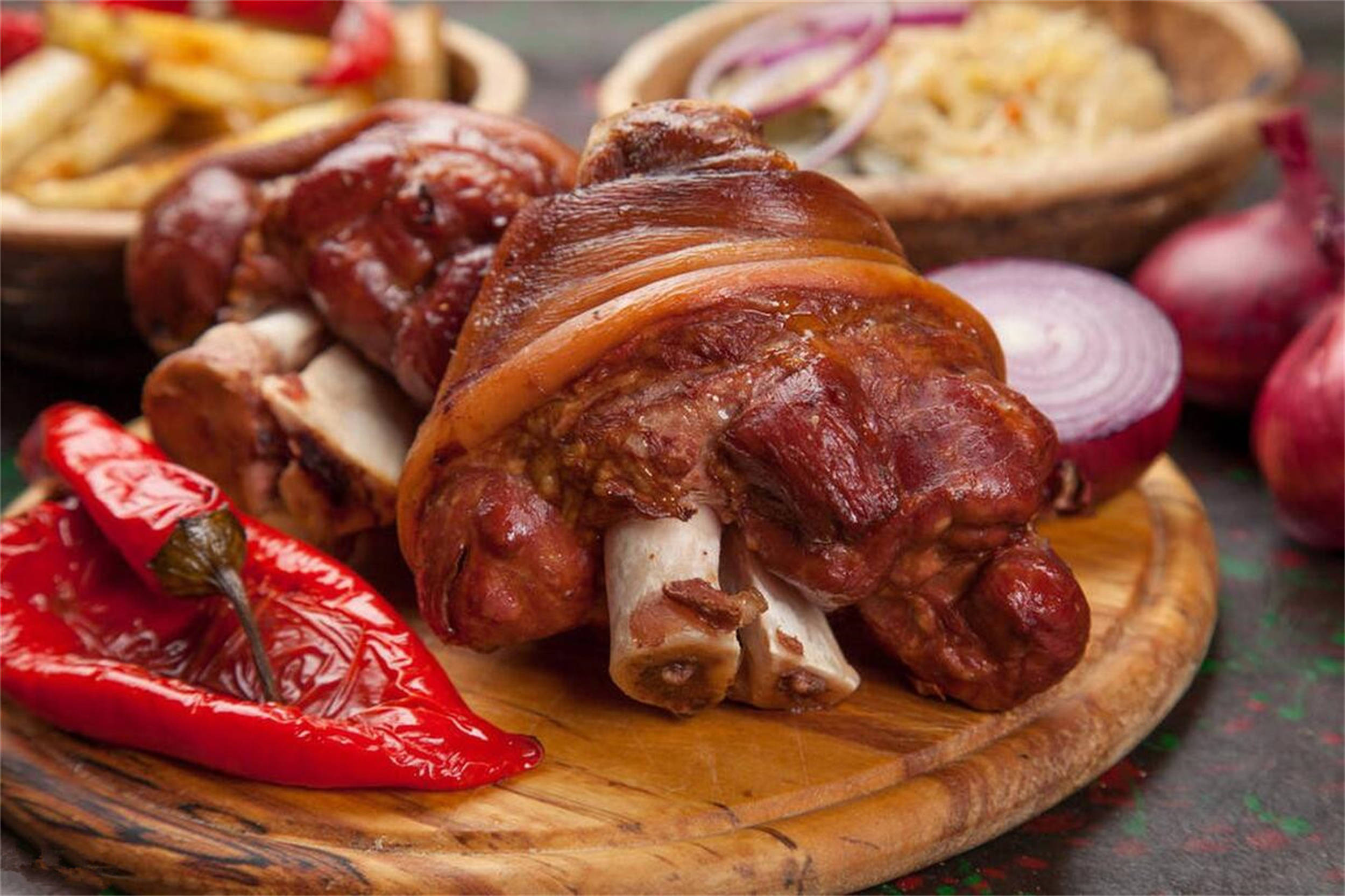 德国人特别喜欢吃肘子,甚至会天天都吃猪肘,烹饪的方式也有很多,比如