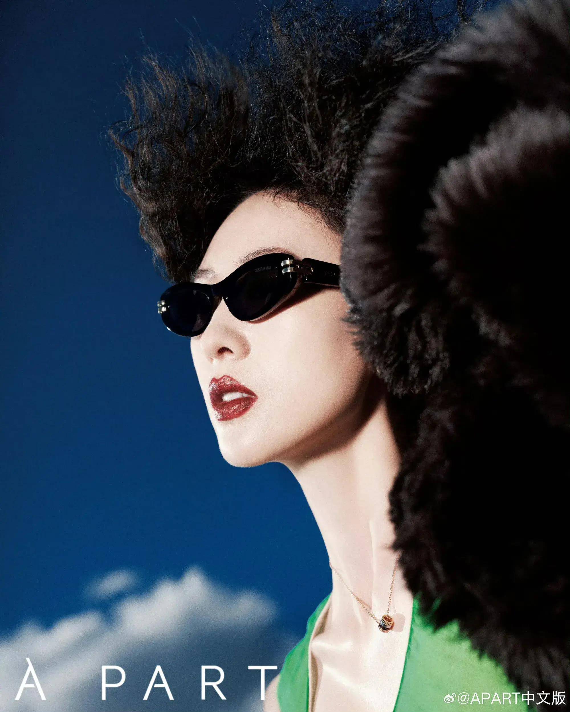 童瑶天台时尚大片 爆炸头造型张扬个性 穿绿裙大秀美腿 霸气又性感