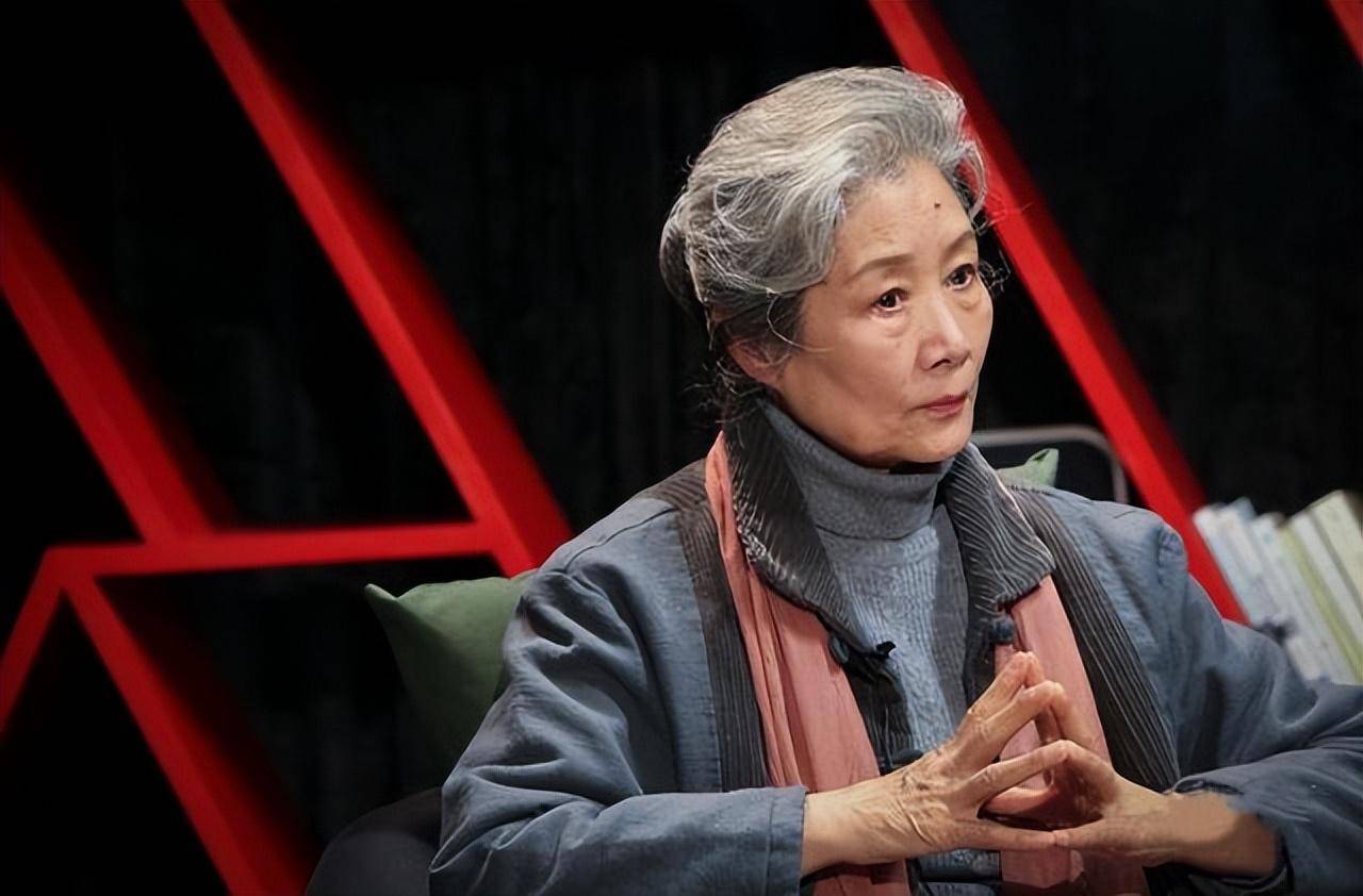 演员吕中:23岁嫁同学,今儿子儿媳是她的骄傲,女儿是国人的骄傲_表演