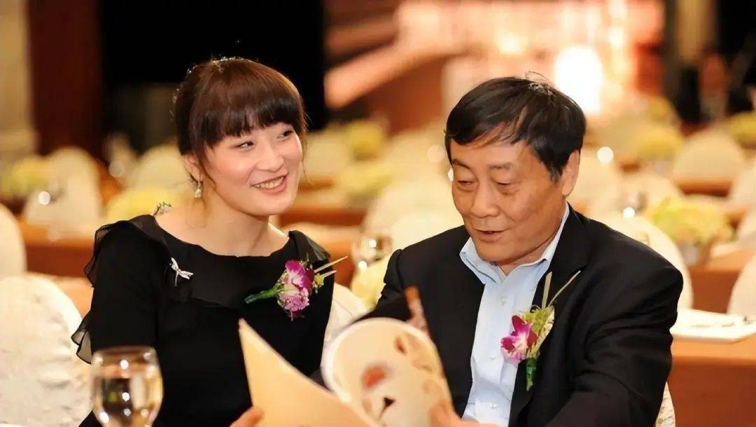 41岁宗馥莉发胖显老,拒绝与王思聪联姻后,遭三个男人疯狂追求!