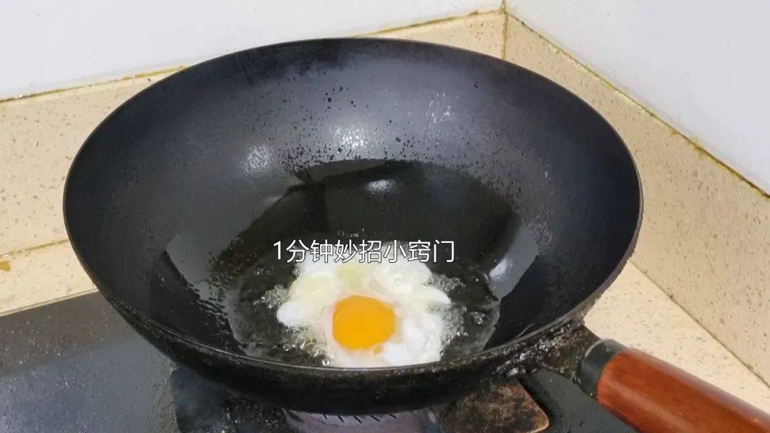 应该用“冷油”还是“热油”来煎荷包蛋？怪不得老粘锅 